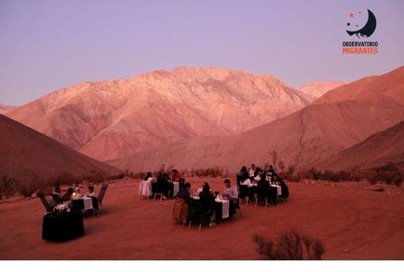 Cena al atardecer en la montaña elquina